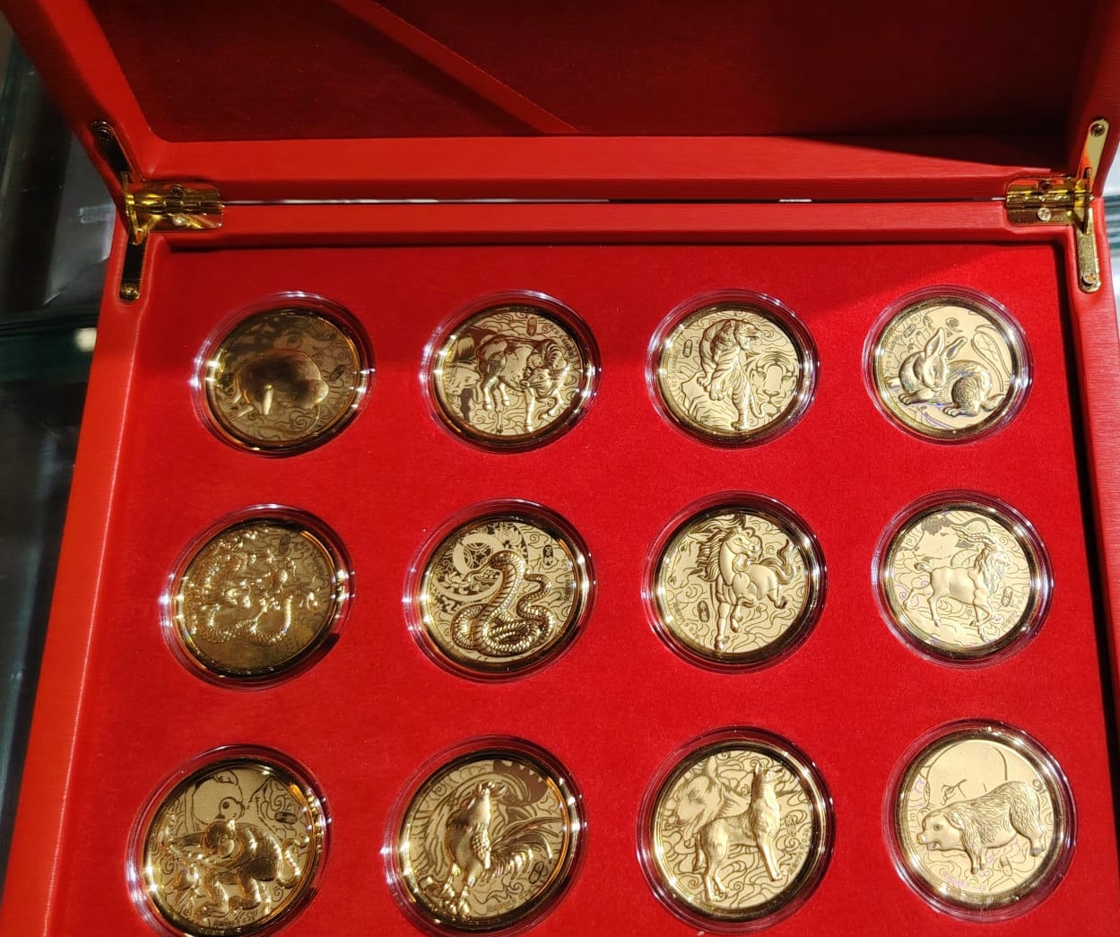 12 Zodiac Gift Box